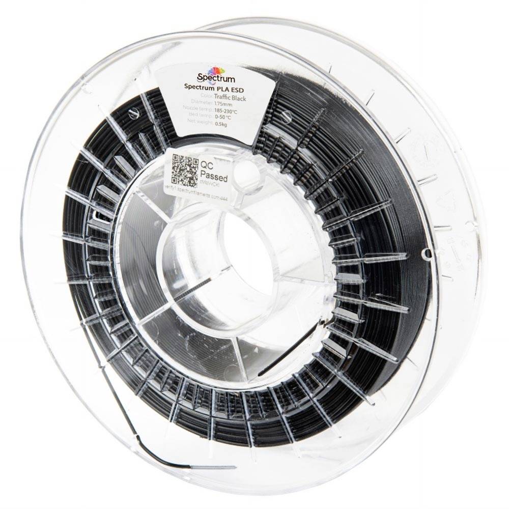 Tuljava črnega Spectrum PLA 3D tiskalnega filimenta v prosojni plastični tuljavi na beli podlagi.