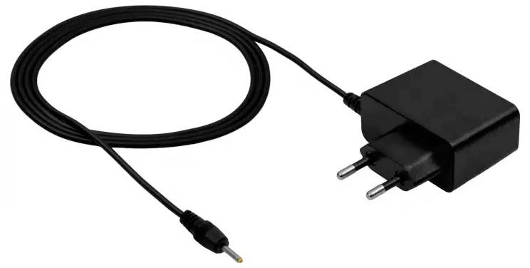 'Črni napajalni adapter z evropskim vtičem in dolgim kablom, ki se konča z majhnim cilindrično obliko priključkom, namenjen elektronskim napravam.'