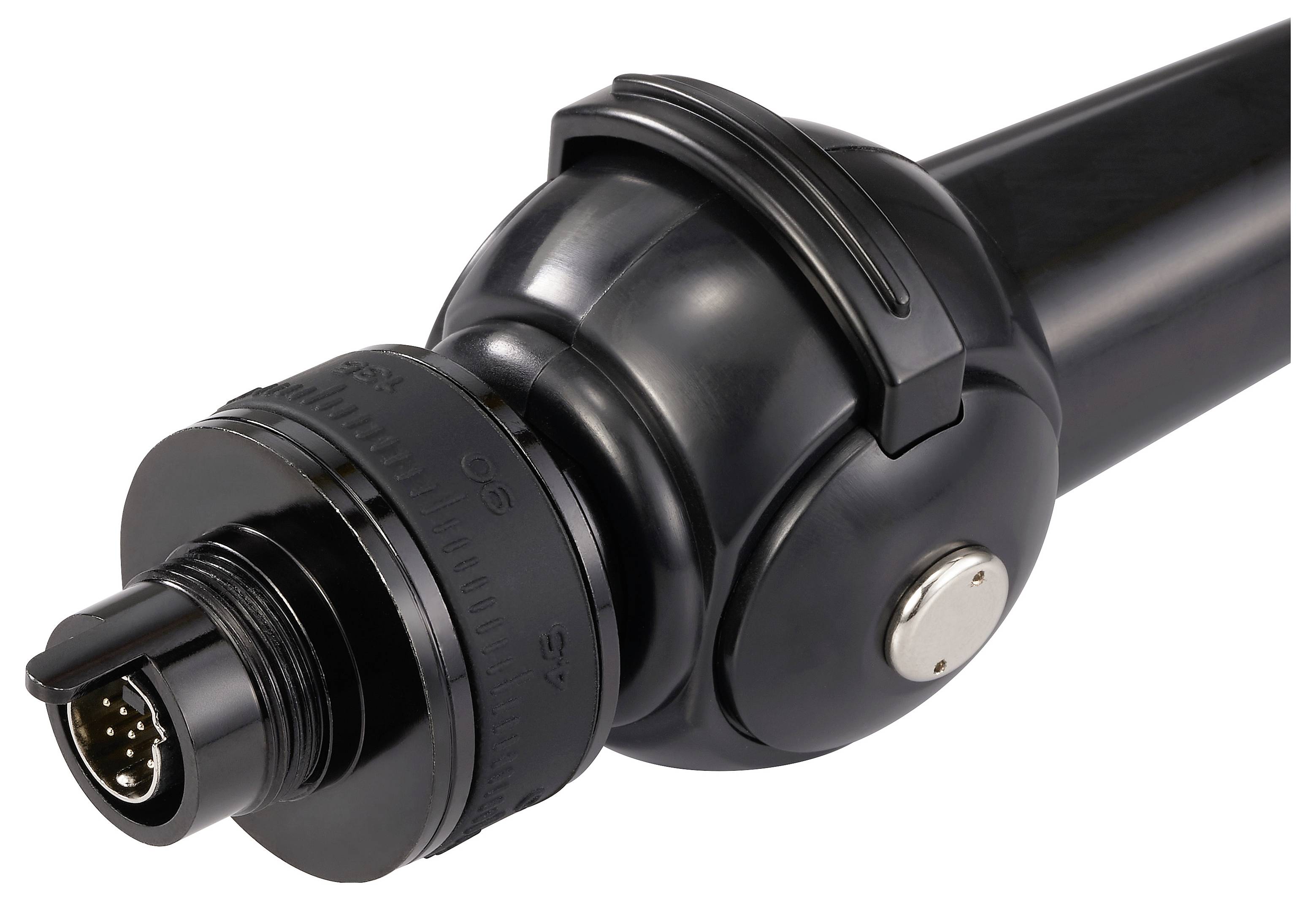 Detajlni pogled na črni krožni električni priključek na kablu, ki prikazuje kovinske stike zatičev in zapiralni ovratnik na belem ozadju.