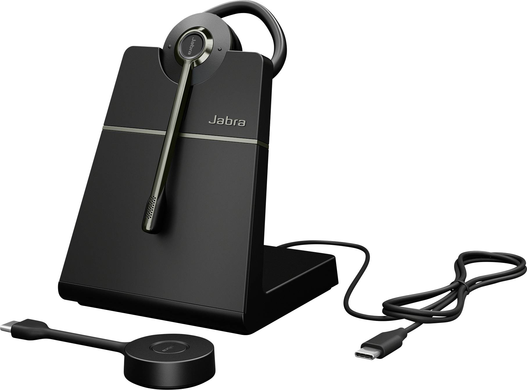 Črna brezžična slušalka Jabra, ki miruje na stojalu za polnjenje, s kablom z USB-C priključkom in okroglo ploščico za polnjenje ob njej.