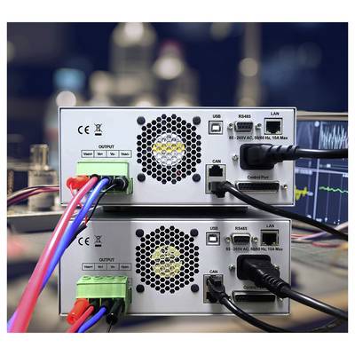 Dve prekladani srebrni elektronski krmilni enoti s hladilnimi ventilatorji, izhodnimi sponkami in vrati USB, RS485, LAN, CAN in krmilnimi vrati, povezani s kabli.
