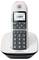 Brezkabelni telefon z digitalnim zaslonom, ki prikazuje '12:40PM'. Ima gumbe za navigacijo po meniju, klic in zvočnik ter je postavljen na polnilno postajo.