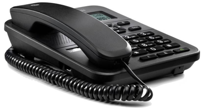 Črn pisarniški telefon s kablom, številčno tipkovnico, zaslonom in spiralno navijenim kablom do slušalke, ki leži na ravni površini.
