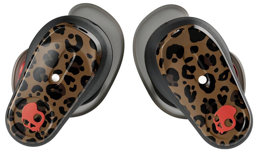 Brezžične slušalke s patternom leopardjega printa in logotipom lobanje, z dotikalnimi kontrolami in ergonomsko zasnovo za udobje.