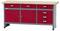 Rdeča kovinska delavnica z lesenim vrhom ima tri predale, dve zaklepani omarici in dodatni niz štirih manjših predal.