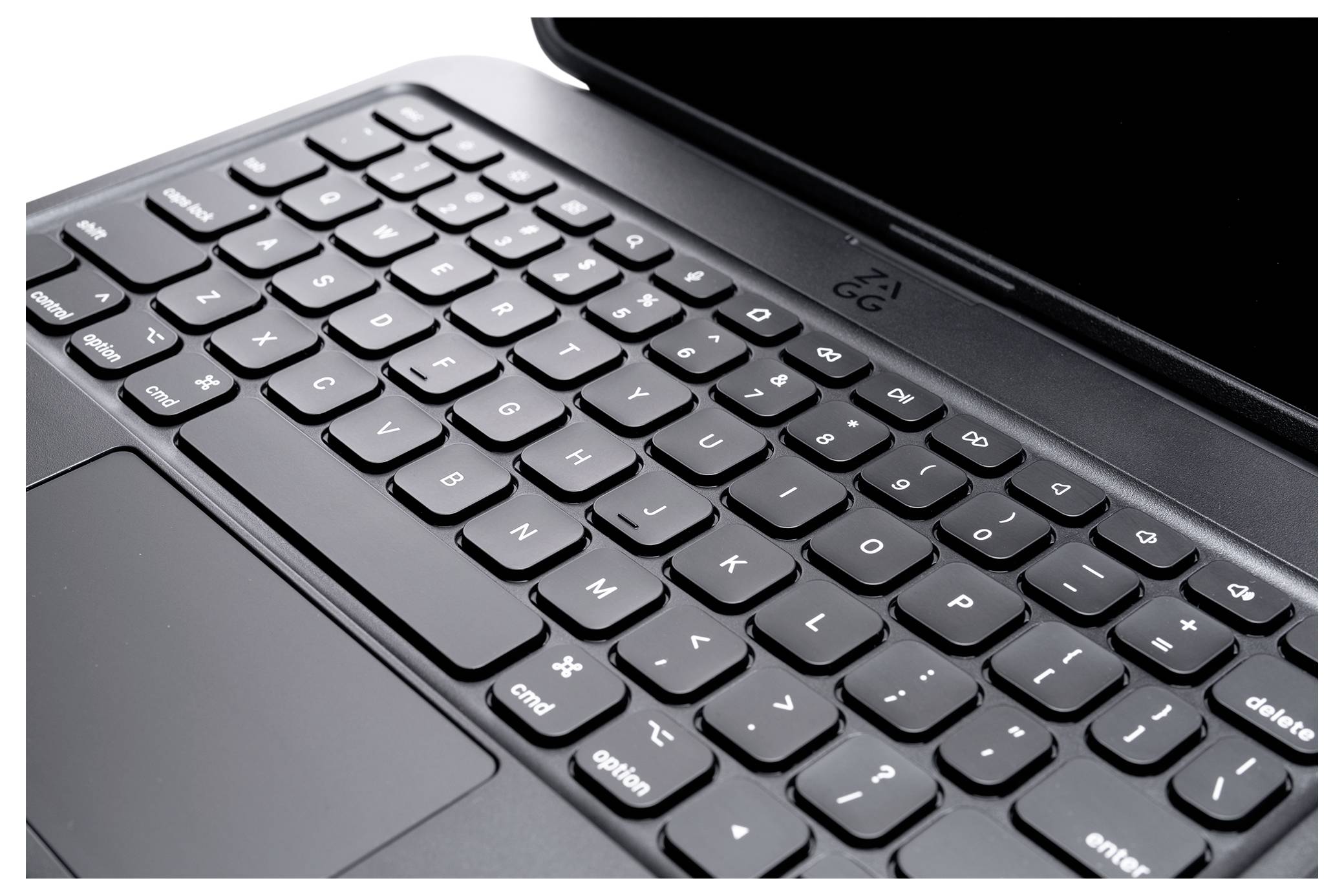 Detaljni posnetek črne prenosne računalniške tipkovnice s prikazanimi črkami, številkami in funkcijskimi tipkami, na levi strani pa je vidna del tipkovne ploščice.