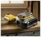Dve bateriji za električno orodje na leseni preski. Ena je na polnilniku, ki kaže stanje polnjenja, druga pa leži v bližini nepovezana.