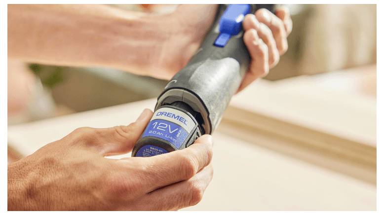 'Nasadka s fleksibilnimi valovitimi črtami z udobnim ročajem in dolgim kablom' prikazuje osebo, ki obdeluje nakit z rotacijskim orodjem.