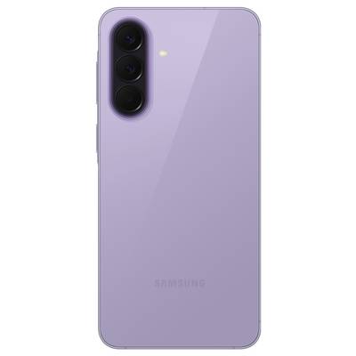 Pogled z zadnje strani na lavandni Samsung pametni telefon s trojno zadnjo kamero v navpičnem modulu in majhnim bleskom blizu zgornjega levega kota.