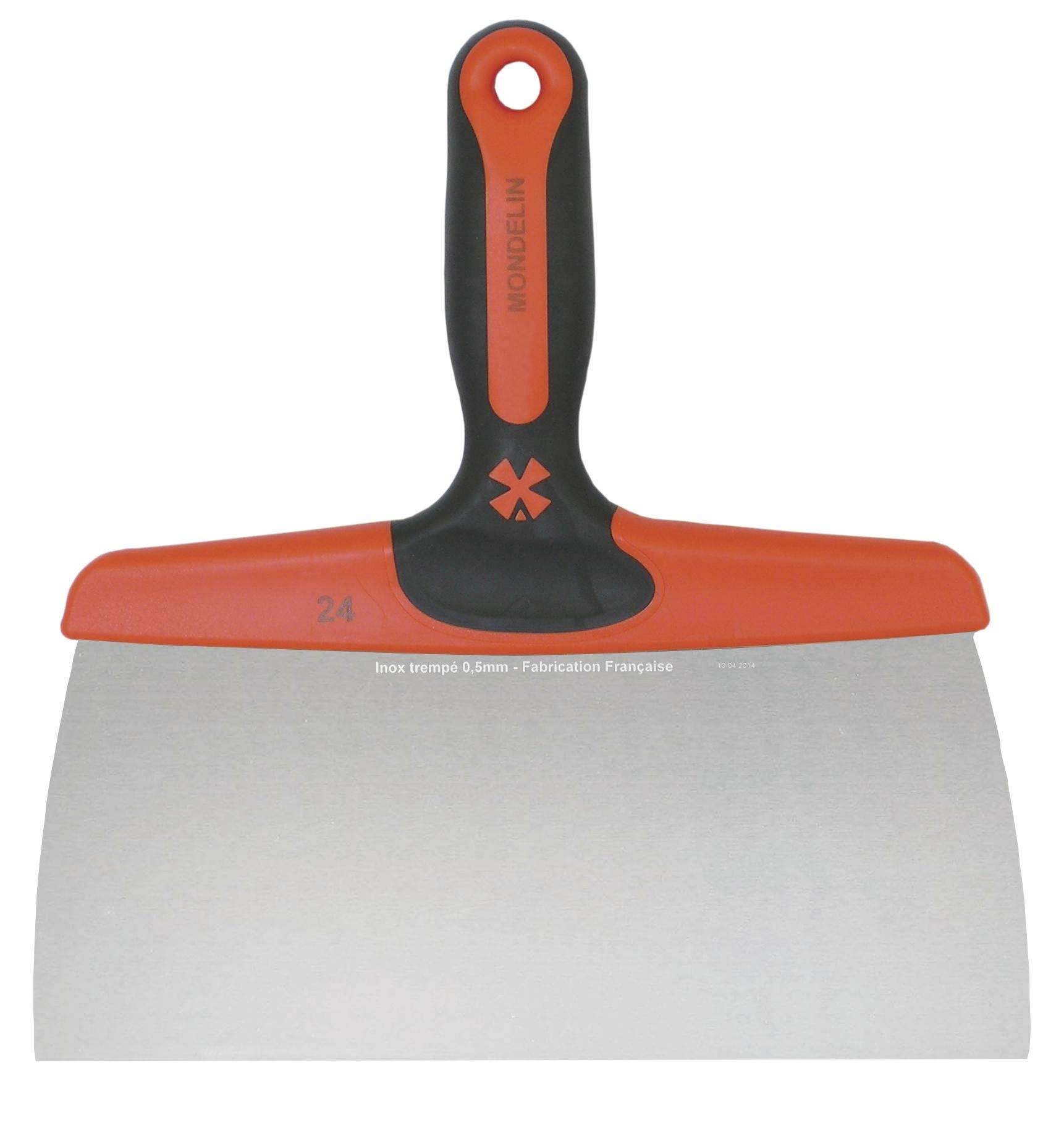 Rdeča in črna široka špachla ali žlica s kovinskim rezilom, prikazana od spredaj na belem ozadju.