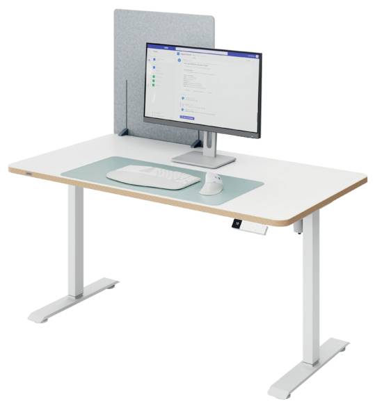 Minimalistični stojni pisalni stol z monitorjem, tipkovnico, miško in pregrado za zasebnost na beli delovni površini.