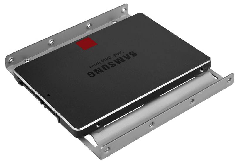 Samsung SSD pogon montiran v kovinsko pladanj, prikazan v trikotnem pogledu na belem ozadju.
