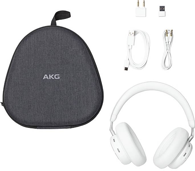 Bele naglavne slušalke AKG s torbo za prehranjevanje, kablom za polnjenje, USB adapterjem in avdio kablom na belem ozadju.