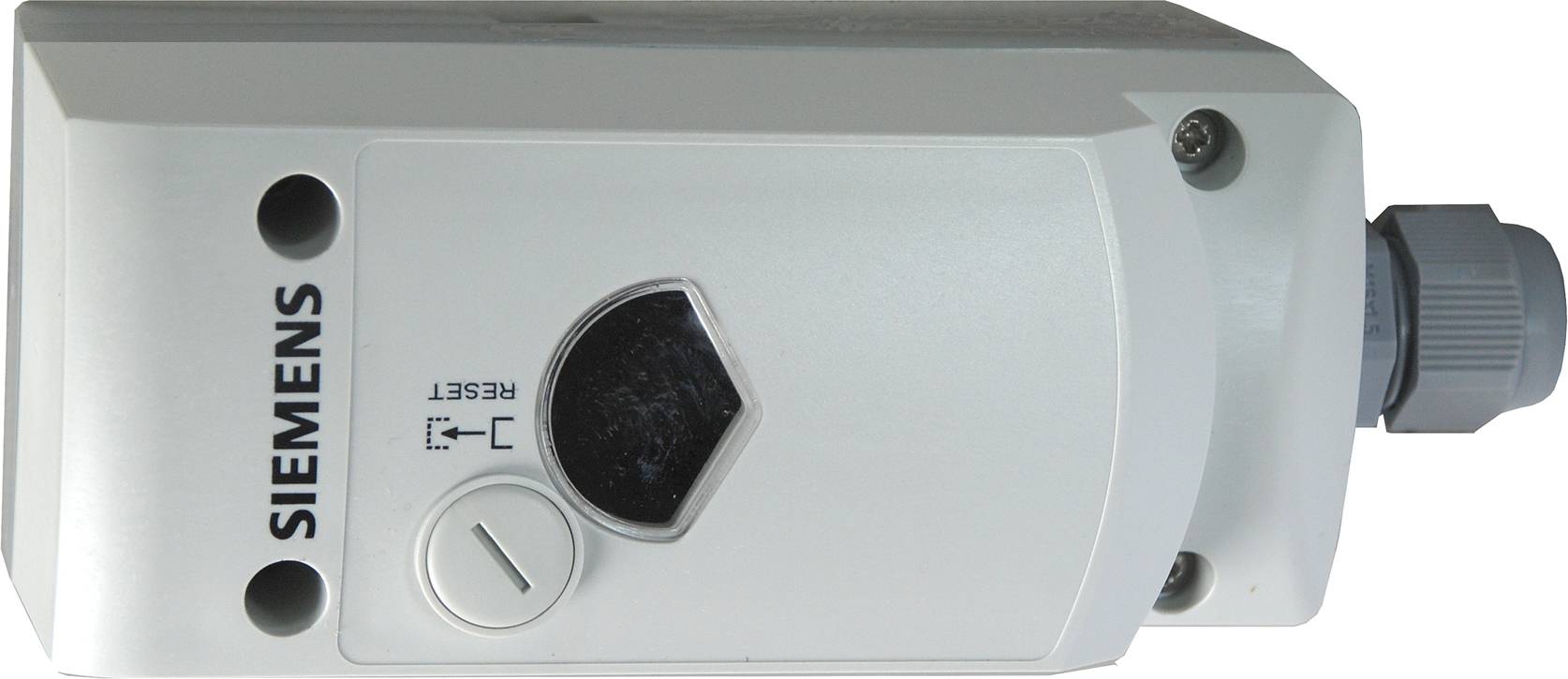 Elektromagnetni ventilski aktuator Siemens s sivim ohišjem, montažnim gumbom in konektorjem za kabel na desni strani, prikazan na belem ozadju
