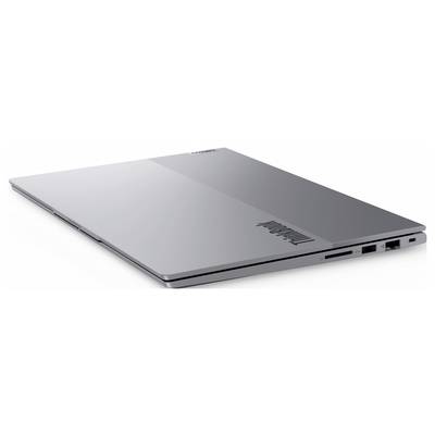 Zaprt srebrn prenosnik Lenovo, viden iz sprednje-leve perspektive na belem ozadju.