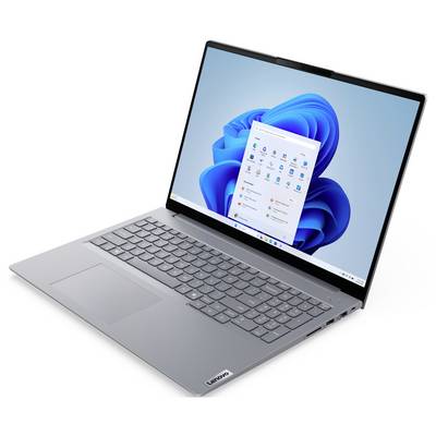 Srebrni prenosnik Lenovo odprt z namizjem Windows 11 in menijem Start na zaslonu, prikazan na belem ozadju.