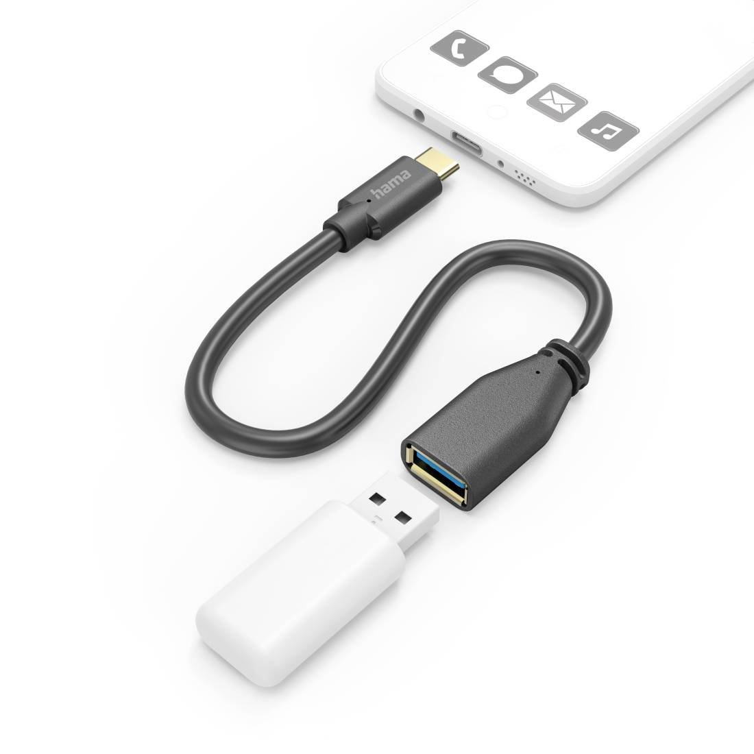 USB-C na USB-A adapter kabel priključen na pametni telefon, ki prikazuje črni kabel z belo USB-A vtičnico in USB-C koncem.