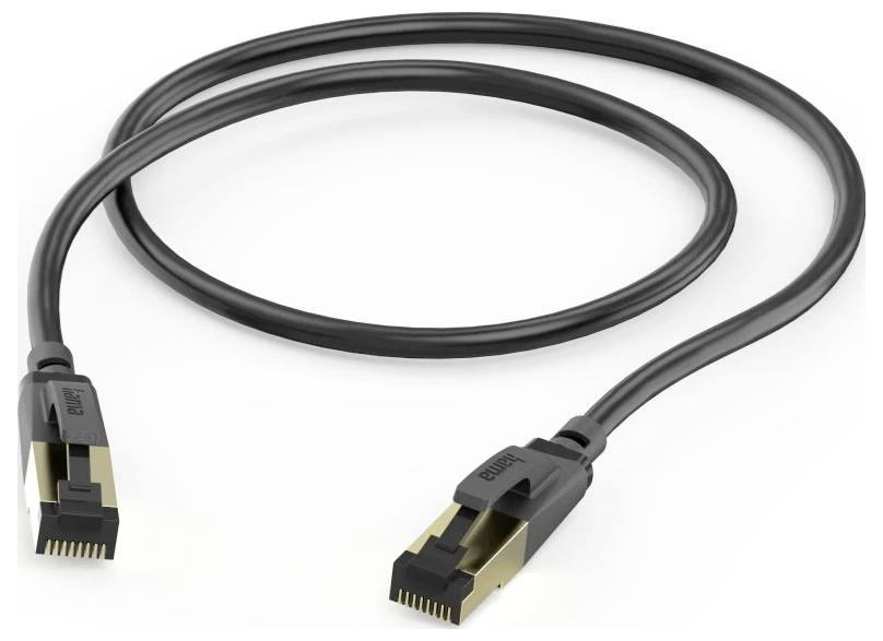 Črn Ethernet kabel z pozlačenimi priključki na belem ozadju.