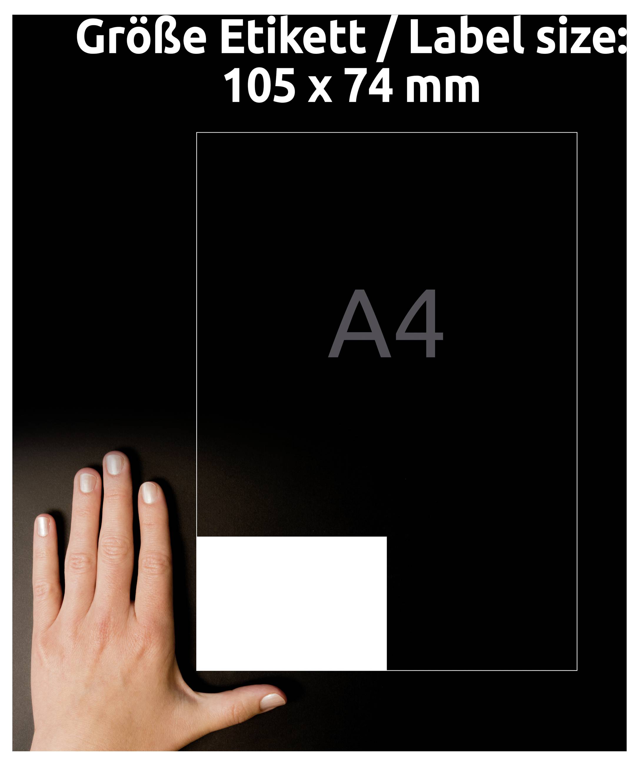 Diagram ki primerja velikost nalepke z A4 papirjem: 'Velikost nalepke / Label size: 105 x 74 mm' z A4 obrisom in roko, ki kaže merilo.