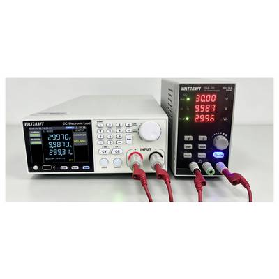 Dva Volcraftova elektronska testna instrumenta na delovni površini, s prikazom elektronske obremenitve enosmernega toka na levi in bralcem napetosti/toka/moči na desni, povezana z rdečimi in črnimi vodniki.