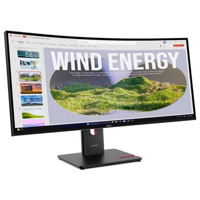 Diapozitiv predstavitve na monitorju z naslovom 'VETRNA ENERGIJA,' ki prikazuje krajino z vetrnicami in zelenim hribom.
