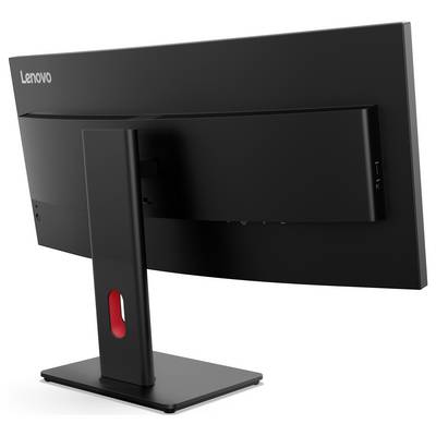 Pogled od zadaj na računalniški monitor Lenovo na črnem stojalu z rdečo odprtino za urejanje kablov, prikazan na belem ozadju.
