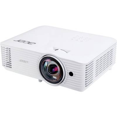 Projector Acer bele barve prikazan pod kotom, z veliko sprednjo lečo in prezračevalnimi rešetkami na navadnem belem ozadju.