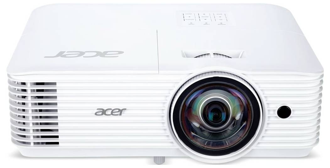 Projektor Acer v beli barvi, prikazan čelno, z lečo na desni, prezračevalnimi režami na levi in kontrolnimi gumbi na vrhu.