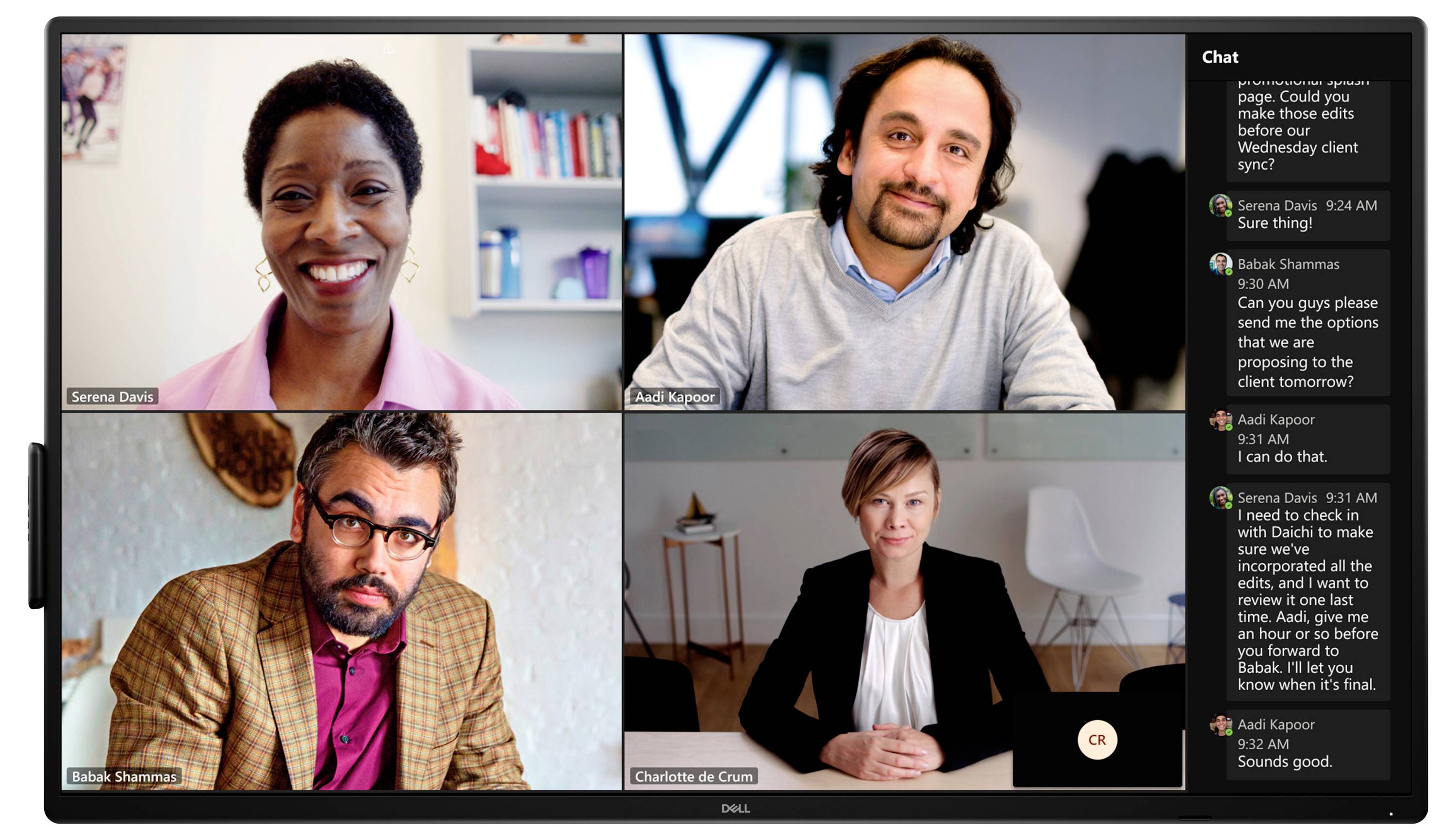 Zaslon videokonference s štirimi udeleženci v mreži 2x2 z diskusijskim panelom na desni strani, na katerem se razpravljajo urejanja in razpored.
