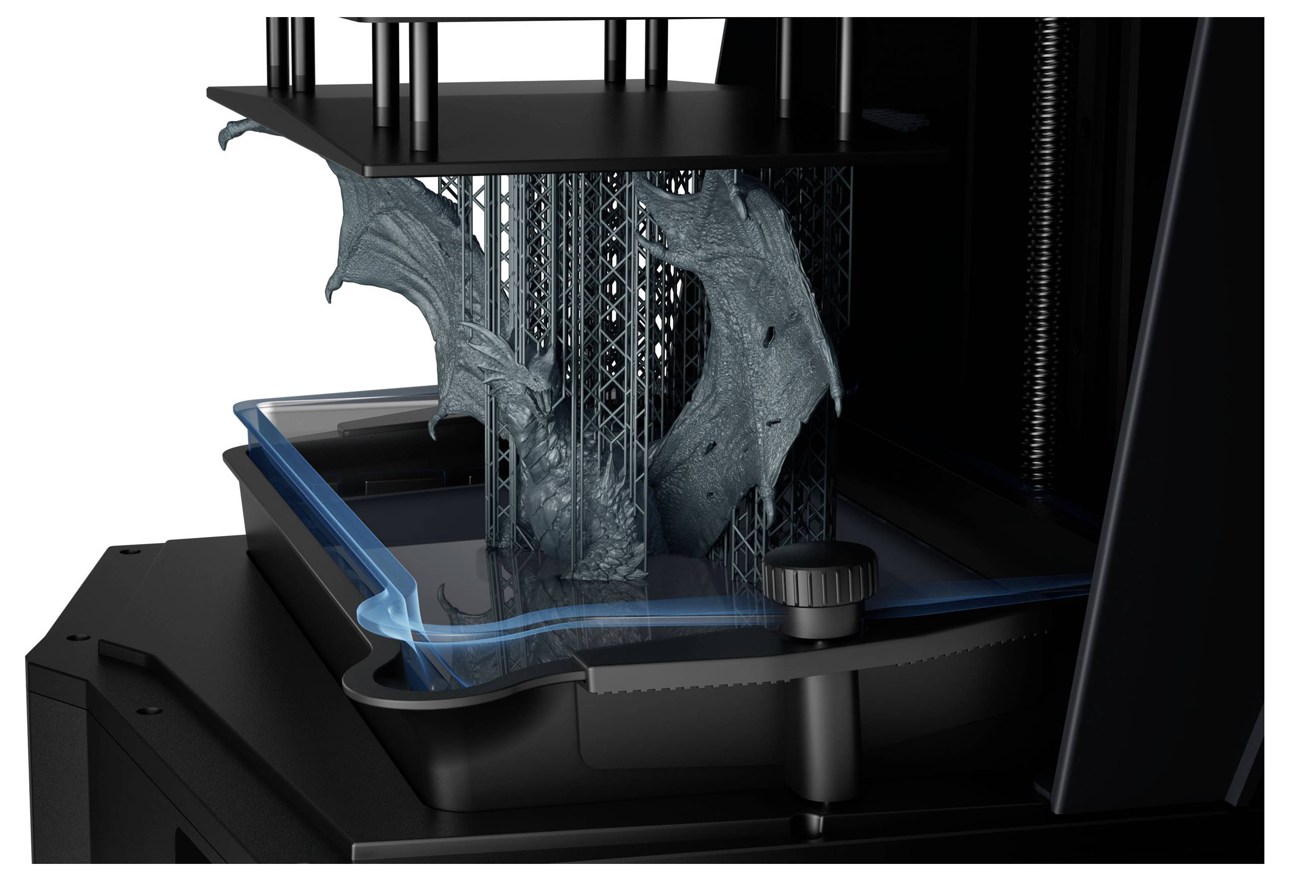 3D tiskalnik gradi del z velikim deležem podpor, s tekočo smolo/hladilnim materialom, ki teče okrog tiskalne plošče in osrednje paličaste strukture.
