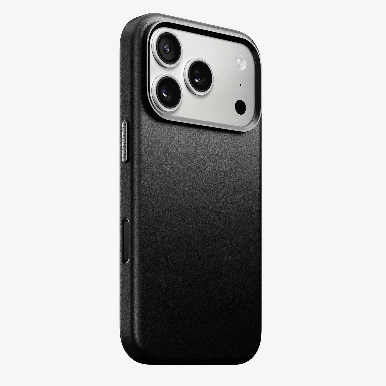 Črna etui za pametni telefon s povišanim srebrnim izrezom za kamero, ki pokriva tri zadnje leče in bliskavico.
