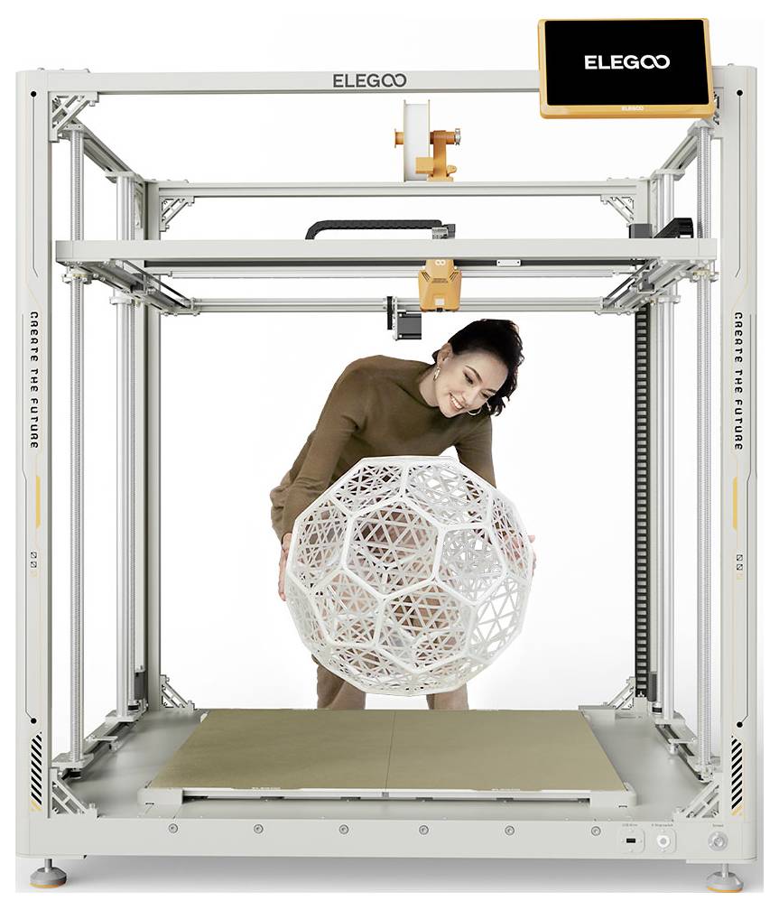 Ženska znotraj okvirja 3D tiskalnika ELEGOO drži velika bela geometrijska 3D natisnjene krogle nad tiskalno ploščo.