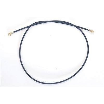 Črni koaksialni kabel z zlatimi priključki na obeh koncih, navit proti beli podlagi.