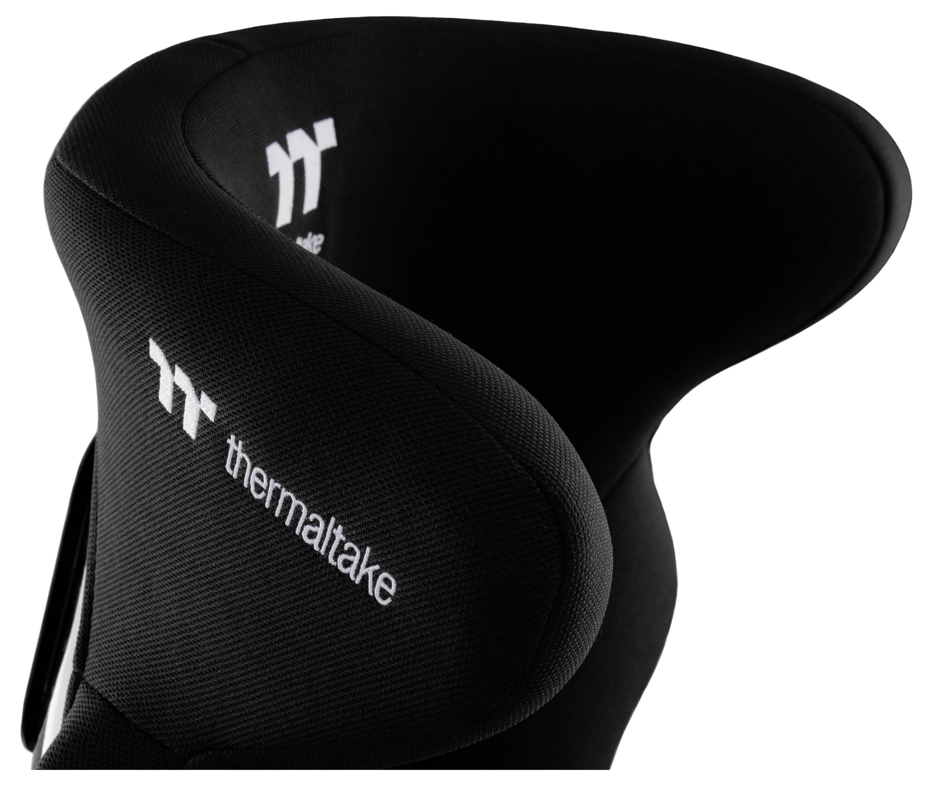 Detaljni posnetek črne ergonomske naslonjača za glavo Thermaltake z belim logotipom na nevtralni podlagi.