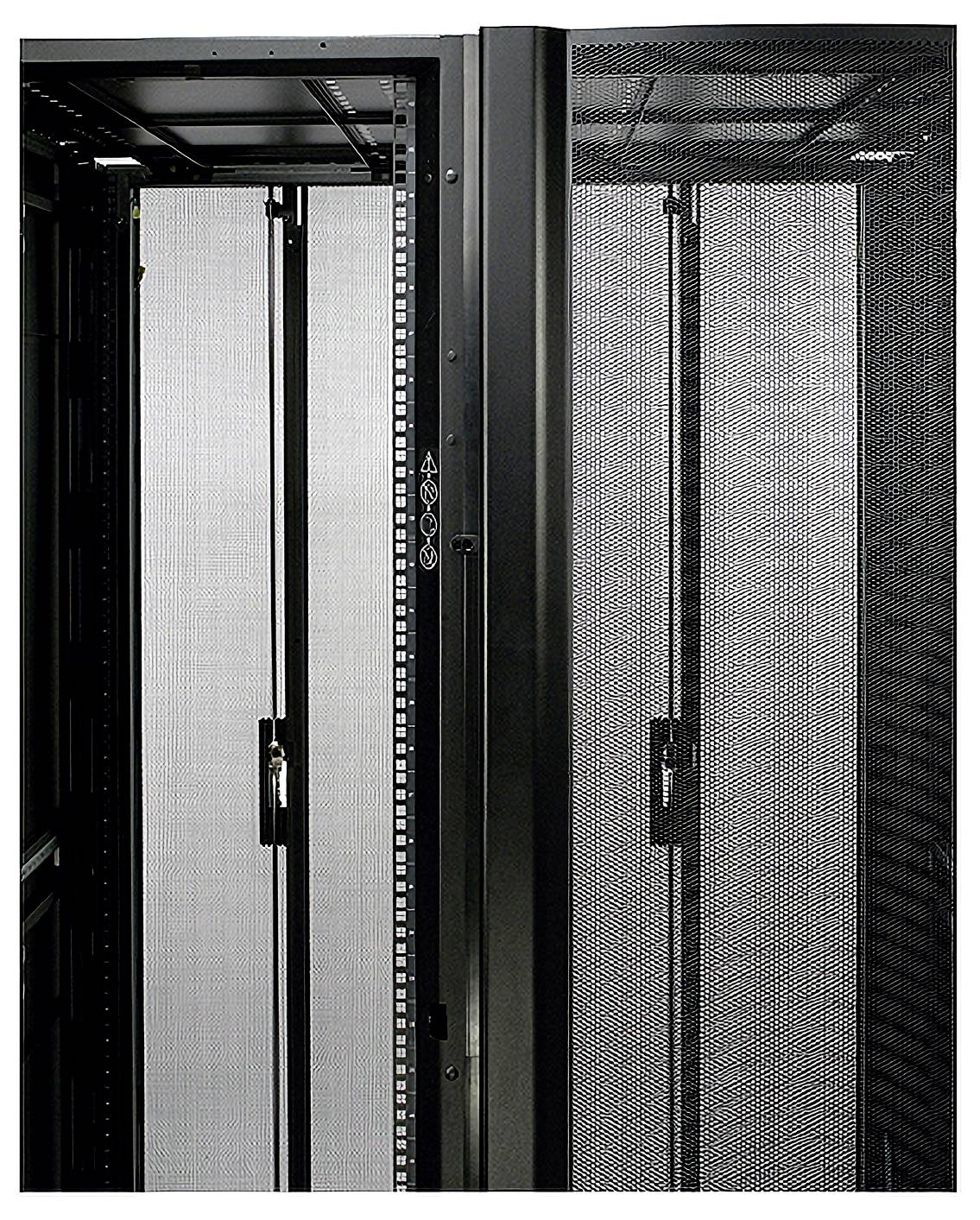 Odprt črn server rack omari s mrežastimi vrati, ki kaže prazen notranjosti za montažo opreme.