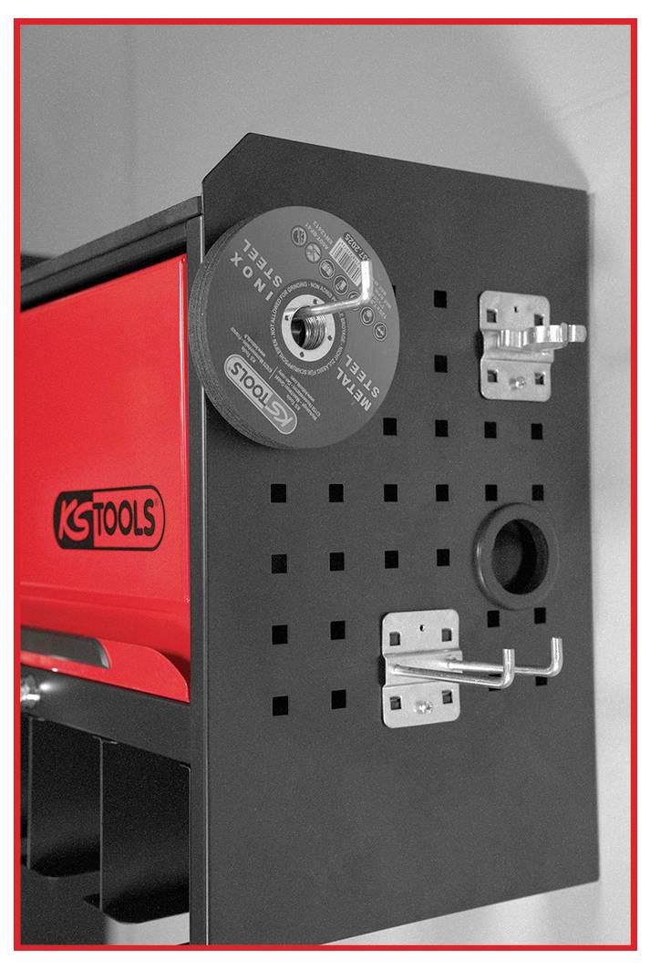 Rdeč KSTools predal z črno pegboard ploščo, ki drži disk, kljuke in kovinski zaklep.