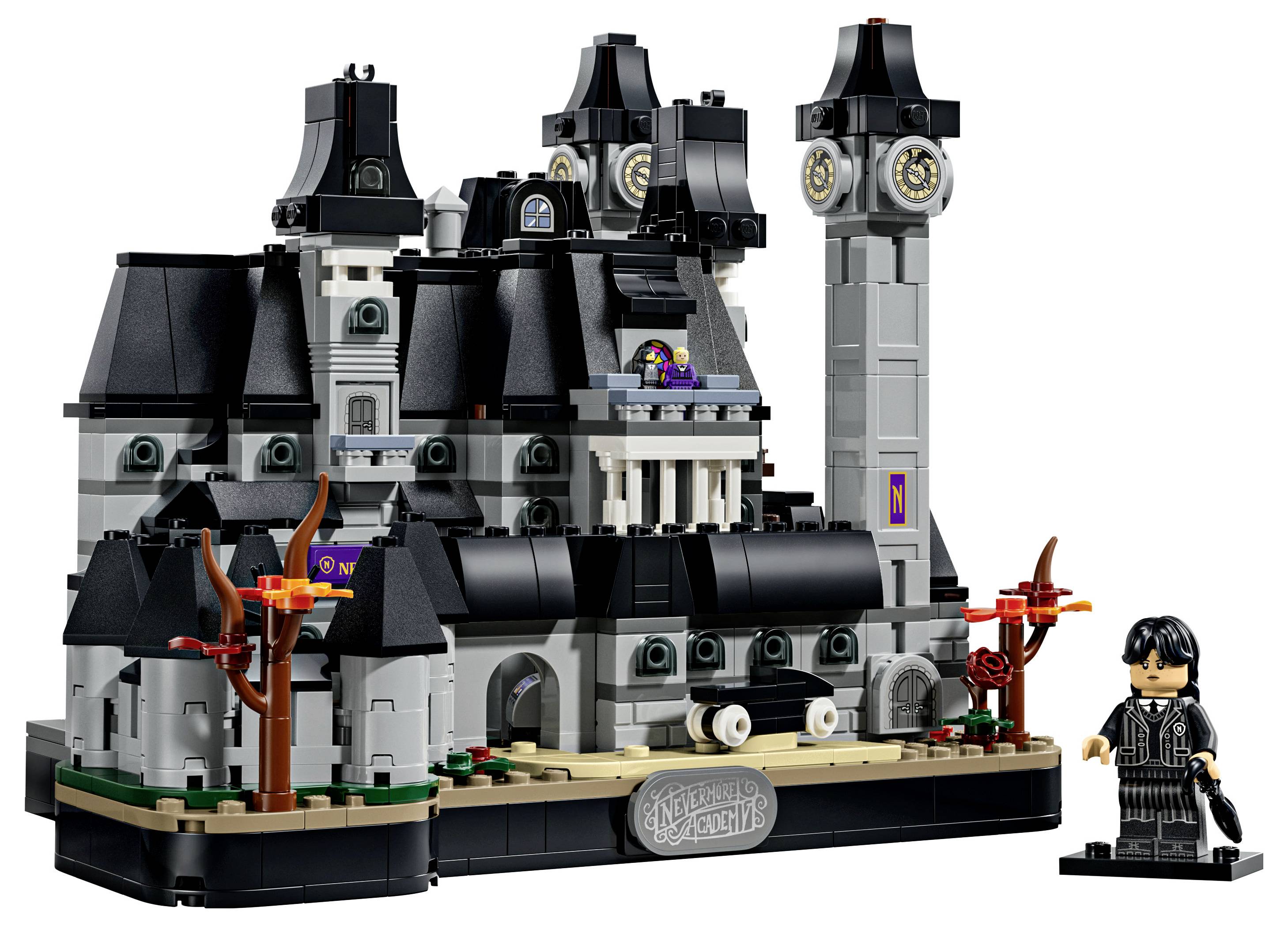 LEGO-slog gotski grad igrač set s črnimi strehami, stolpi in figurico, prikazan na podstavku za prikaz z imenom 'Nevermore Academy'.