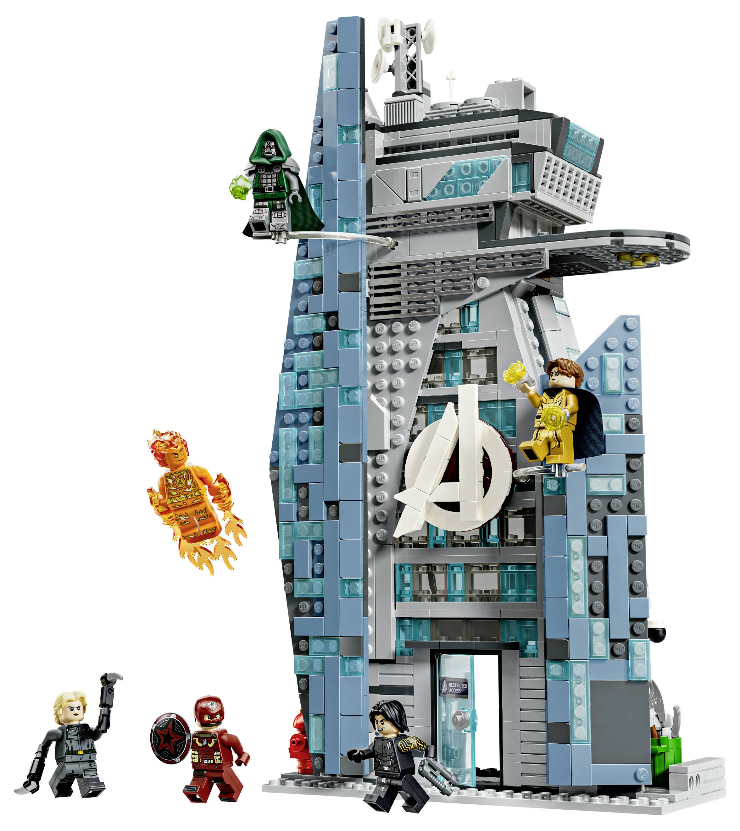 Komplet LEGO Avengers Tower z več minifigurkami, postavljenimi okrog visokega modrosivega stolpa in logotipa Avengers.