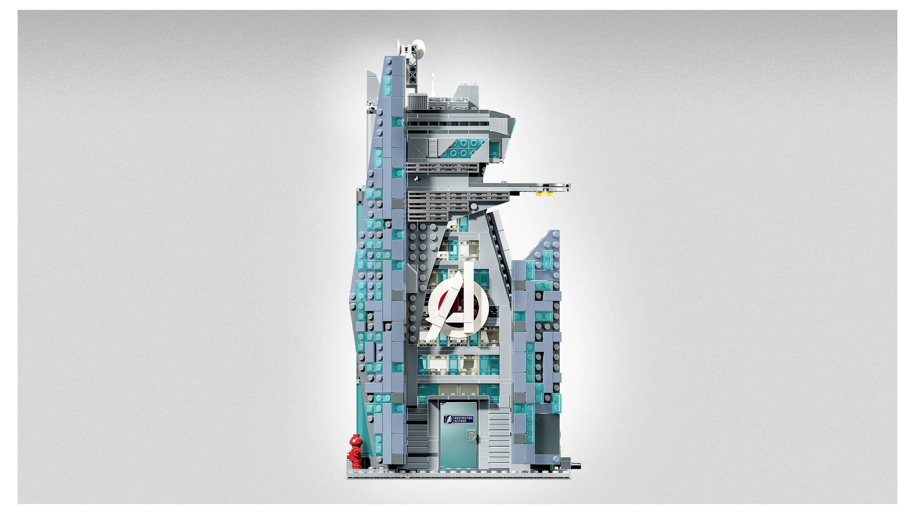 Model Avengers stolpa v stilu LEGO z logom Avengers in več sivimi, turkiznimi in modrimi gradbenimi deli na enostavnem ozadju.