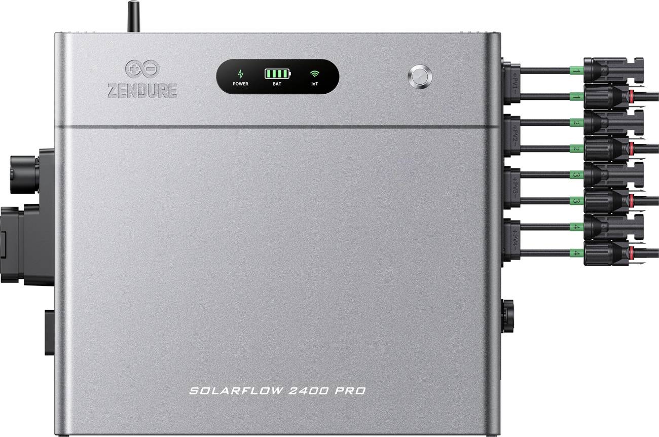 Pogled od spredaj na baterijo/skladiščno enoto Zendure SolarFlow 2400 Pro s statusnimi lučkami na vrhu in več povezanih kablov na desni strani.