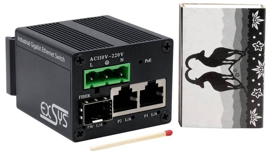 Industrijski gigabitni Ethernet stikalo z AC110V-220V in PoE vrati, prikazano ob strani škatle vžigalic in vžigalice za primerjavo velikosti.