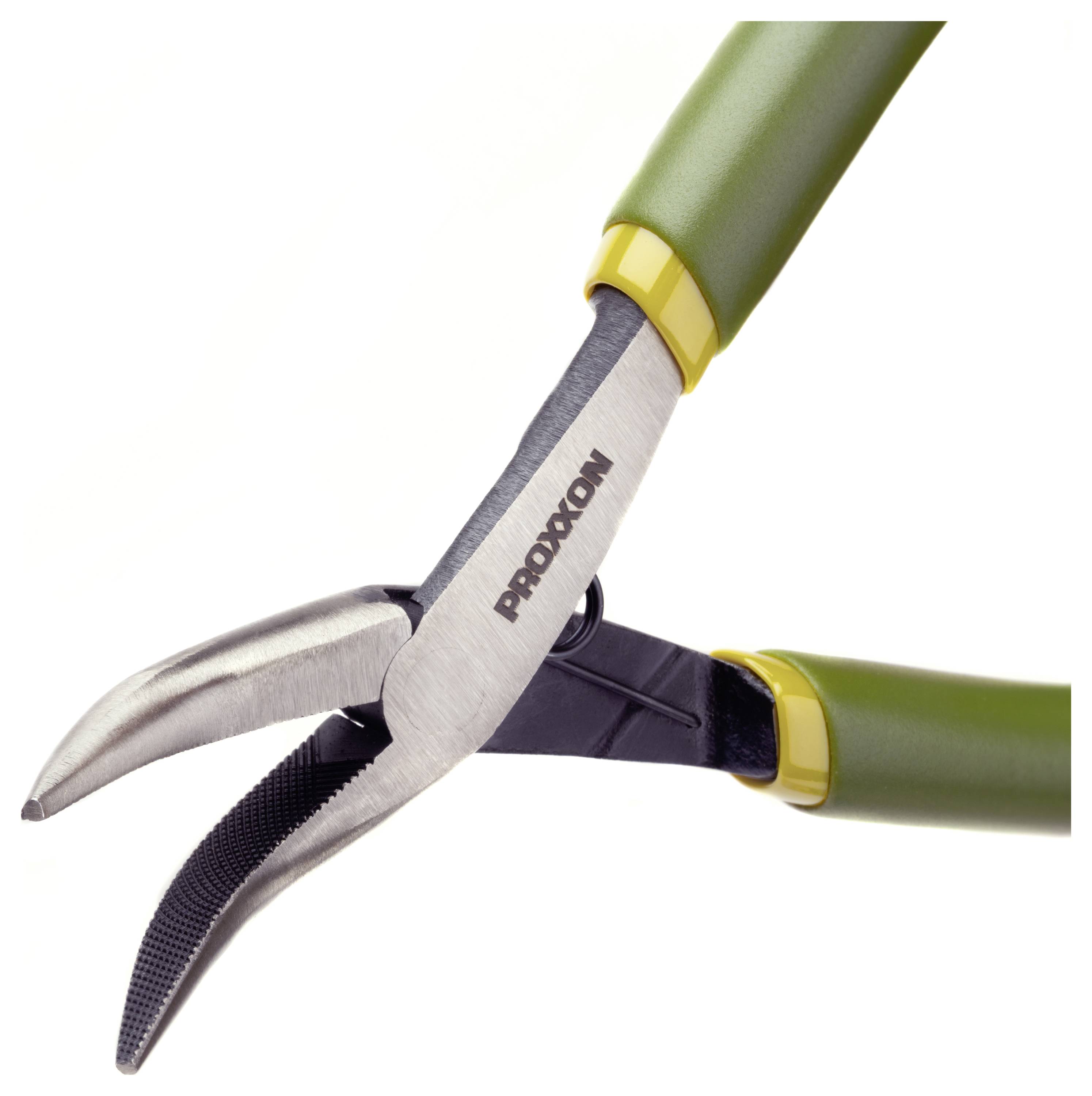 Detaljni pogled na prunilne scissors z zelenimi ročaji in ukrivljenimi kovinskimi rezili na beli podlagi.