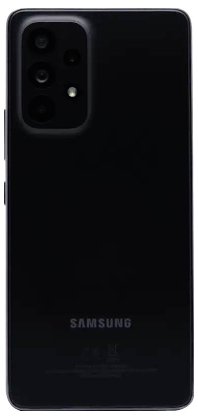 Pogled od zadaj črnega Samsung pametnega telefona s trojno zadnjo kamero in bliskavico v zgornjem levem kotu.