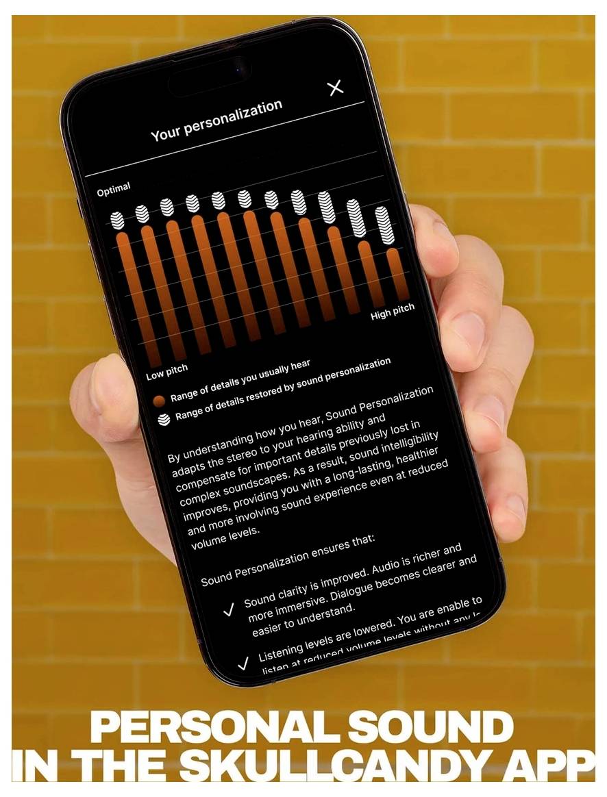 Roka drži pametni telefon, ki prikazuje nastavitve zvoka »Vaša personalizacija« z grafom za prilagajanje višine tona, na promocijskem ozadju z besedilom »OSEBNI ZVOK V APLIKACIJI SKULLCANDY«.