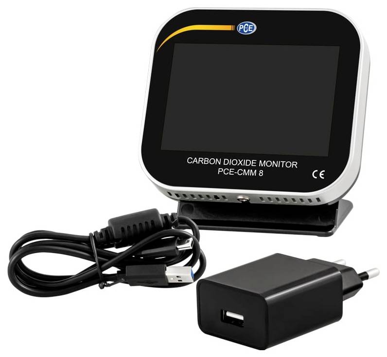 Monitor za ogljikov dioksid s praznim zaslonom, prikazan s kablom za polnjenje USB in napajalnikom na stojalu.