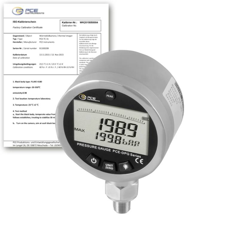 Digitalni manometer s prikazom LCD 1999, prikazan s kalibracijskim certifikatom v ozadju.