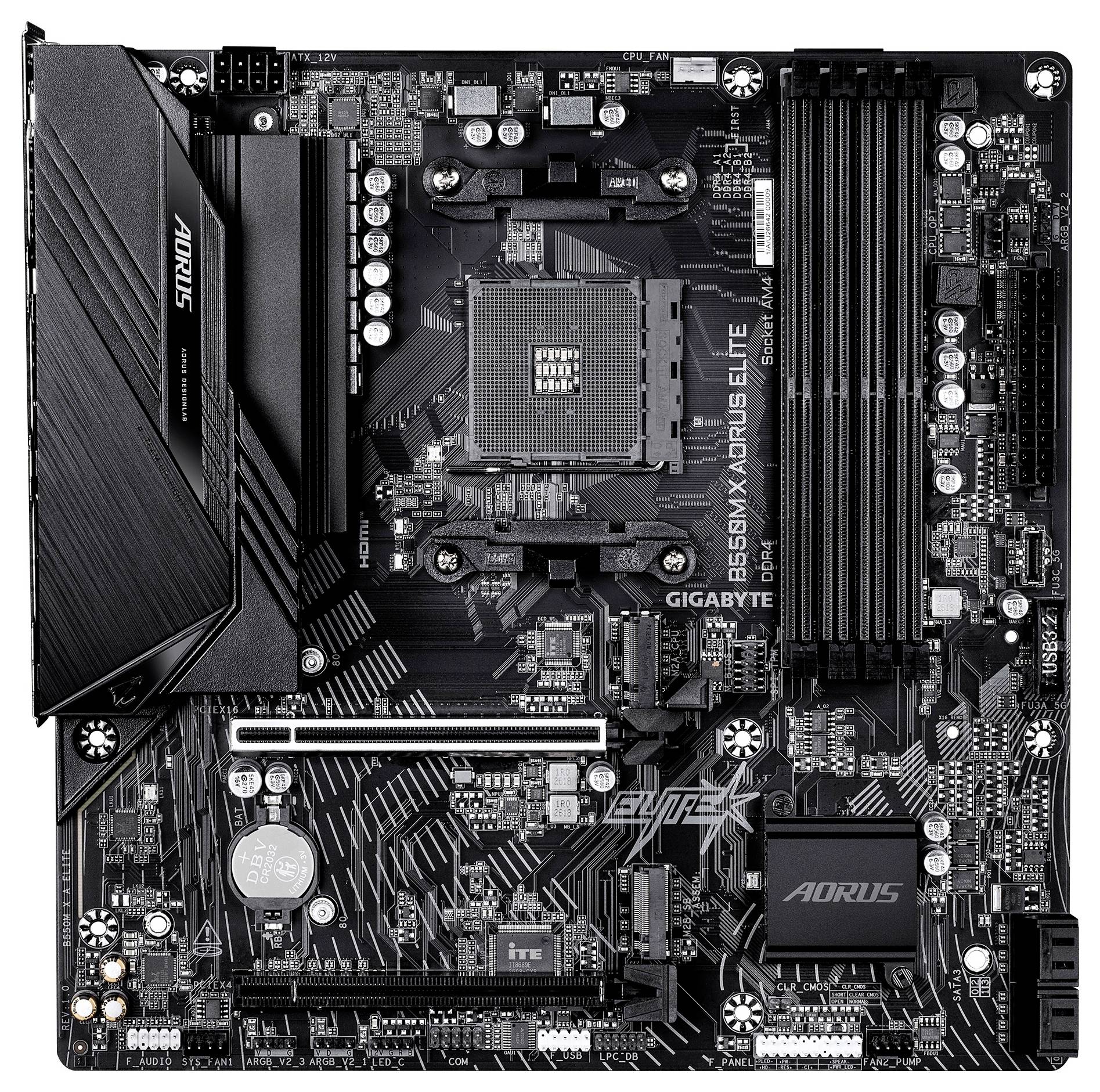 Matična plošča Gigabyte AORUS ELITE B550M za AMD, prikazana od zgoraj, z vidnim procesorskim podnožjem, reži za RAM, režami PCIe in hladilniki.