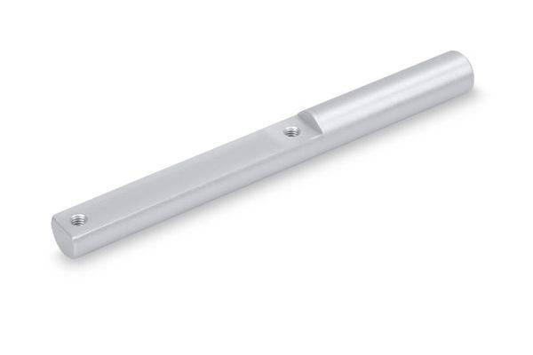 Srebrna kovinska palica z navojnimi luknjami in stopničastim cilindričnim koncem, prikazana izolirano na belem ozadju.