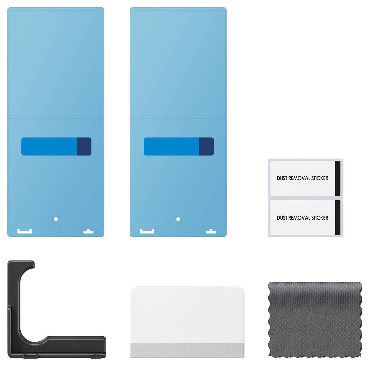 Zaščitni film in dodatki za čiščenje naprave: dva modra zaščitnika zaslona, dva lista 'NALEPK ZA ODSTRANJEVANJE PRAHU', črno inštalacijsko orodje in krpe za čiščenje.