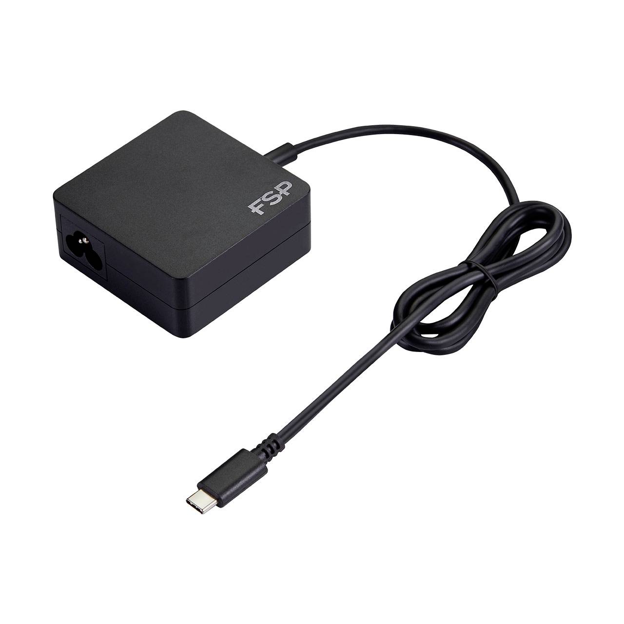Črn adapter za napajanje USB-C s priloženim kablom, prikazan na belem ozadju.